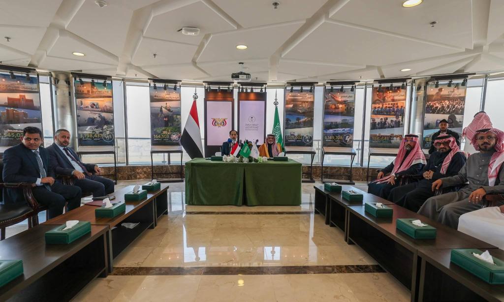 وقعنا اليوم مع البرنامج السعودي لتنمية وإعمار اليمن، اتفاقية تعاون مشترك في المجالين الشبابي والرياضي.

وشملت الاتفاقية تقديم الدعم المالي والفني والإستشاري في مجال استدامة المباني الرياضية اليمنية ورفع كفائتها بالتنسيق مع الجهات السعودية ذات العلاقة، وكذا التعاون في تنفيذ