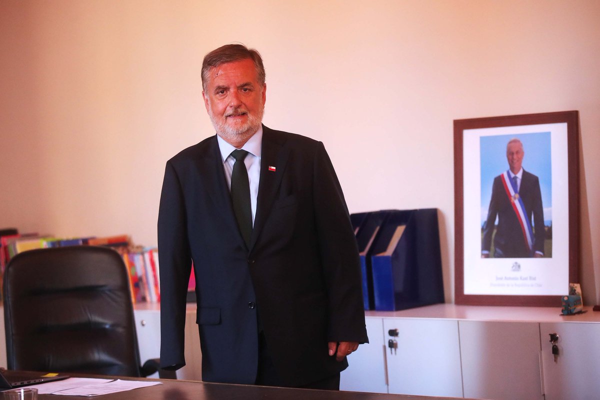 Hoy comenzamos una nueva etapa en el Ministerio de las Culturas, las Artes y el Patrimonio.

Luego de la ceremonia de Cambio de Mando, recorrimos el Palacio Pereira para reunirnos con funcionarios y así coordinar las prioridades de nuestra gestión.

Estamos #TrabajandoParaUsted