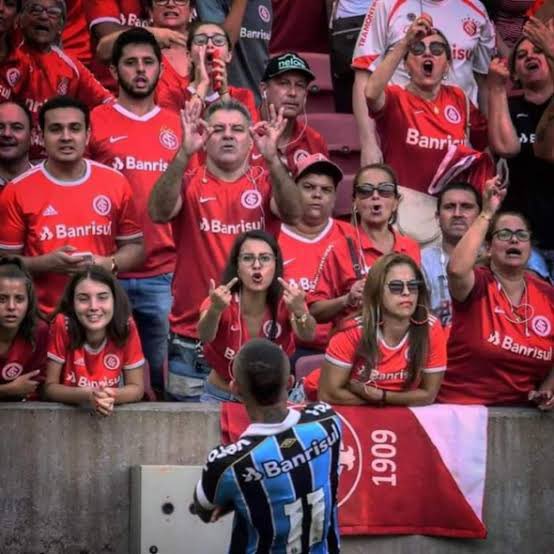 Gremistao1903's tweet photo. 🚨ATENÇÃO! 

Tu é colorado e aparece nessa foto? Me chama na DM. https://t.co/UnS8wXr2gy