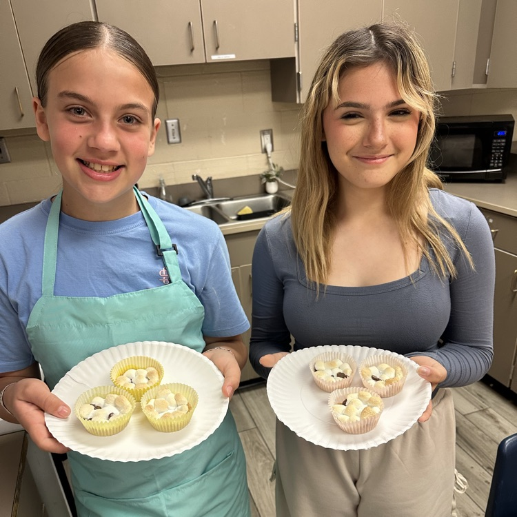 HumbleISD_CMS's tweet image. Foods class turned up the sweet factor today with Mini S’mores Pies! 🔥🍫 Buttery crust, melty chocolate, and toasted marshmallow goodness made for a delicious day in the kitchen. #TheColtWay