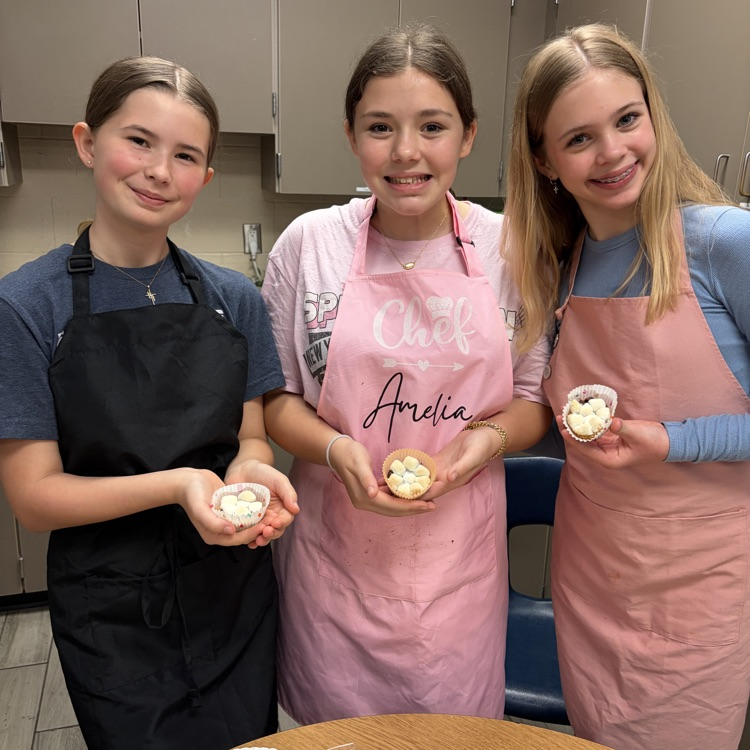 HumbleISD_CMS's tweet image. Foods class turned up the sweet factor today with Mini S’mores Pies! 🔥🍫 Buttery crust, melty chocolate, and toasted marshmallow goodness made for a delicious day in the kitchen. #TheColtWay