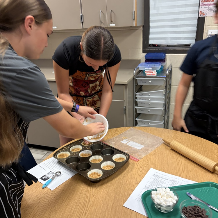 HumbleISD_CMS's tweet image. Foods class turned up the sweet factor today with Mini S’mores Pies! 🔥🍫 Buttery crust, melty chocolate, and toasted marshmallow goodness made for a delicious day in the kitchen. #TheColtWay