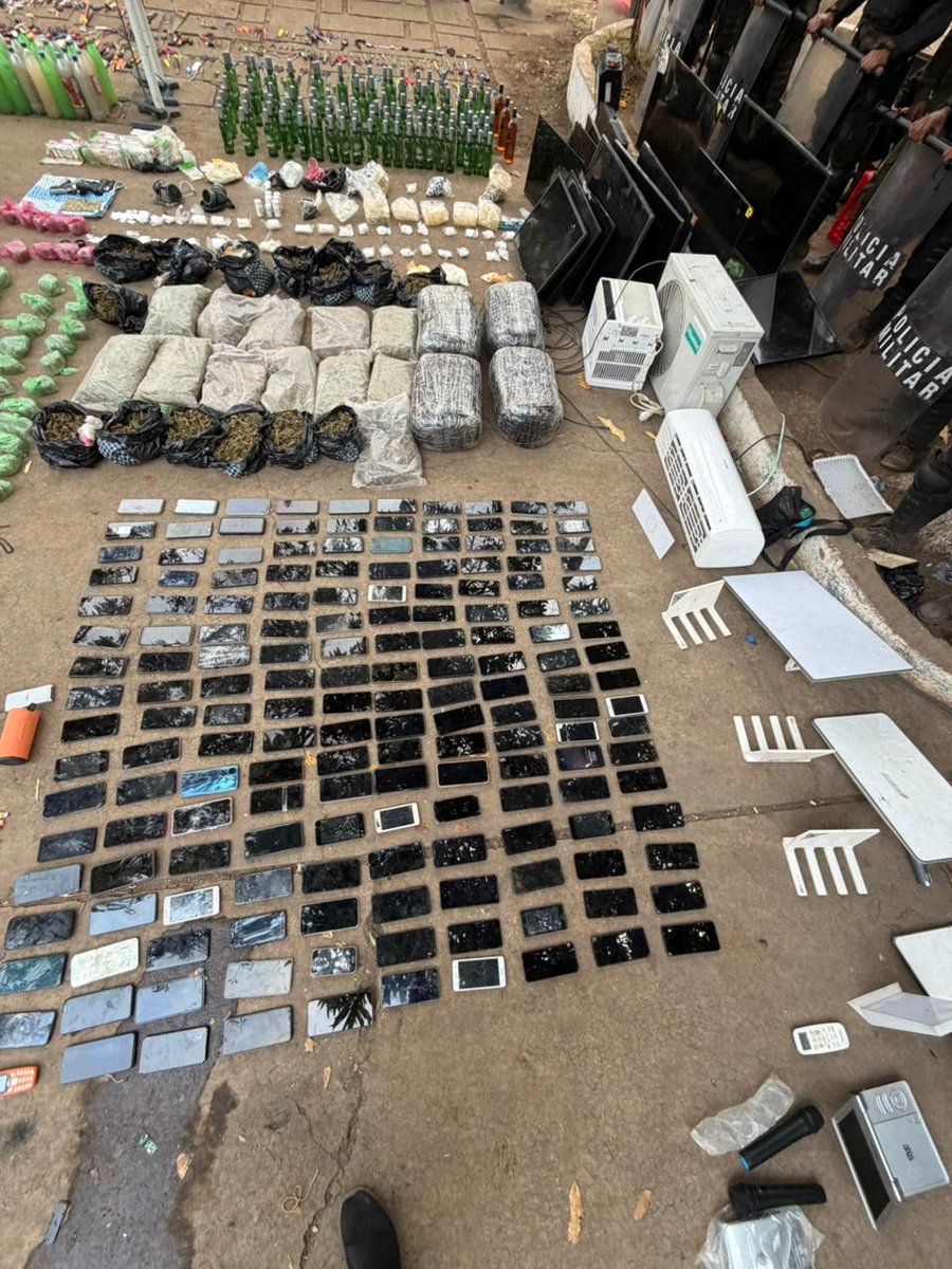 CanalAntigua's tweet image. 🚨Sistema Penitenciario informa que requisa en Granja Canadá termina con incautación de 170 celulares, 13 televisores, 5 router, 2 pistolas, 185 botellas de licor, 3 antenas de internet satelital y varios paquetes de droga. 

#Requisa #Televisores #TeléfonosCelulares