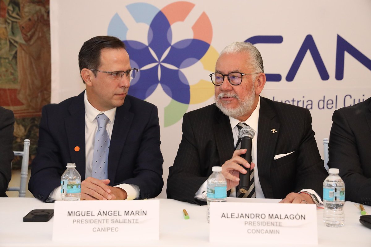 CONCAMIN's tweet photo. El presidente de la #CONCAMIN, Alejandro Malagón Barragán, @AMalagonB, tomó protesta al Consejo Directivo de la @canipecmx, encabezado por Francisco Demesa, a quien deseó éxito en su gestión, haciendo un reconocimiento al presidente saliente, Miguel Marín. 

Asimismo, el líder de la Confederación destacó el papel estratégico que desempeña la #CANIPEC, una de las organizaciones más dinámicas y representativas del sector industrial mexicano. “Ustedes han convertido el éxito sectorial en presencia global”, apuntó. 

Frente a Gabriela Limón García, subprocuradora Jurídica de @Profeco, Carlos Berzunza, presidente ejecutivo de la Cámara, y Eduardo Ramírez Leal, @EduardoRmzLeal, secretario general de la Confederación, Malagón Barragán refrendó la colaboración entre CANIPEC y CONCAMIN e invitó a seguir “trabajando unidos para fortalecer al sector industrial como factor de desarrollo nacional”.