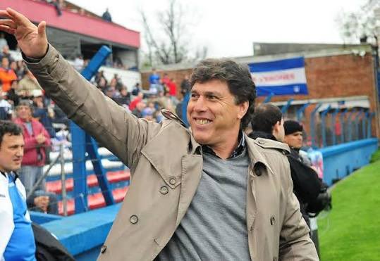 PasionTricolor1's tweet photo. Habla en vivo “El Sapo”, ex líder de LBDP:

“Hay nombres que no pueden volver nunca más a Nacional, uno de ellos es Carrasco”

“Carrasco hace seis años no dirige, en Nacional salió campeón y lo echaron”

#PasionTricolorPlay 📲
SÚMATE AL CHAT EN VIVO https://t.co/SPFk29bPxQ https://t.co/b4Bz92hDMm