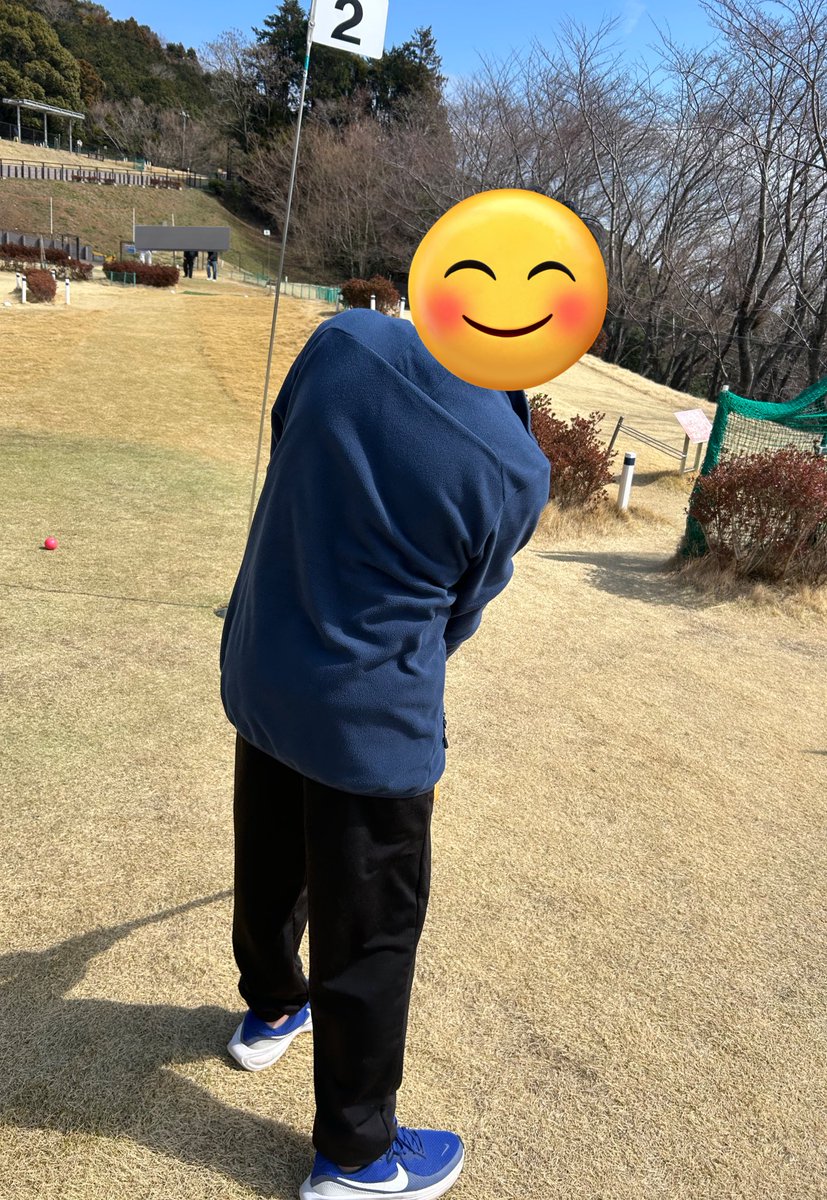ToshikiYasumura's tweet photo. 思春期の発達要素を感じる子達が思春期とその先でまろやかに過ごせる為に学べる条件が揃った場所で、人間関係を学び社会のルールに自分をどう適応させるかを知り、目標の作り方を会得しながら勉強や運動だけではなく、人間関係を実践しながら学べる必要があります。

特にその人間関係をバックボーンとして行動できると、実践で新しい世界に飛び込んだ時に、さらなる人間関係の広がりを作りやすくなります。

その観点で考えれば、小学生高学年から中学生くらいで不登校をしたとしても、それ自体は大きな問題となる物ではなくて、むしろ必要な再調整の時間であると言う認識のもとで考えれば、何を嘆く必要があるのでしょうか。

むしろ、必要なタイミングで必要な時間が確保されたと見るべきだし、学びの時間として学校とは違う形であってかまわないから、意図を持って時間を使う必要があるし、それを実践すれば良いのだと思います。

実際に、うちの生徒たちで「もう学校に行けないかも」とやっていたり引きこもりをしていた子達も、年単位の時間をかけた学びを通じて不登校を超えて、8割以上の子達が全日制高校（クリエイティブ高を含まず）から新たな社会に飛び込んでいきます。

その調整期間であることを親が理解せず学びの機会や人間関係を拡張せずに、ひたすら見守り寄り添いと全て受け入れて等の美辞麗句を並べながら、その実は子供達をまるでペットのように扱い社会的なグルーミング状態に溺れさせてしまい居場所を奪い去る事が、子供達に生きる苦しみをさらに生み出している現実を直視すべきだと思います。

思春期の子供達に必要なのは親なき世界で同年代の人間たちと生きていく力であって、そのために子供達の成長による変化を見ながら人間としての尊厳を認めて子供が一人の人格をもつ存在として受け入れることが親には必要です。時に子供達とぶつかることなど、問題はありません。

一方で、何でも良いんだよひたすら受け入れるんだよ見守りだ寄り添いだとやる行為は一見すると優しさに見えて、実際には社会ではありえない受容を見せて依存をさせる目的が明確にあり、その実、子供達が親の掌でしか生きられないようにして子供達が行き先をなくし苦しみを増幅させる為に実施される行為だと理解がまず必要です。

見守り教の本質は、いつまでも子供達は幼児のままで居てほしいと言う親の歪んだ希望を反映しやすく作られており（子供のためではなく、親の為の教義ですからね）、実際は子供達が大人になることを認めず相手の人格を認めず他者を排除して子供達の成長による変化を踏みつけ受け入れない恐ろしいまでの拒絶を前提としているのですが、それが見えてない危険性ですね。

毎年、見守り教に染まってしまい我が子のメンタルを徹底して破壊してしまいながら、それに気付けない親御さんが多い事に哀しみを強く感じます。