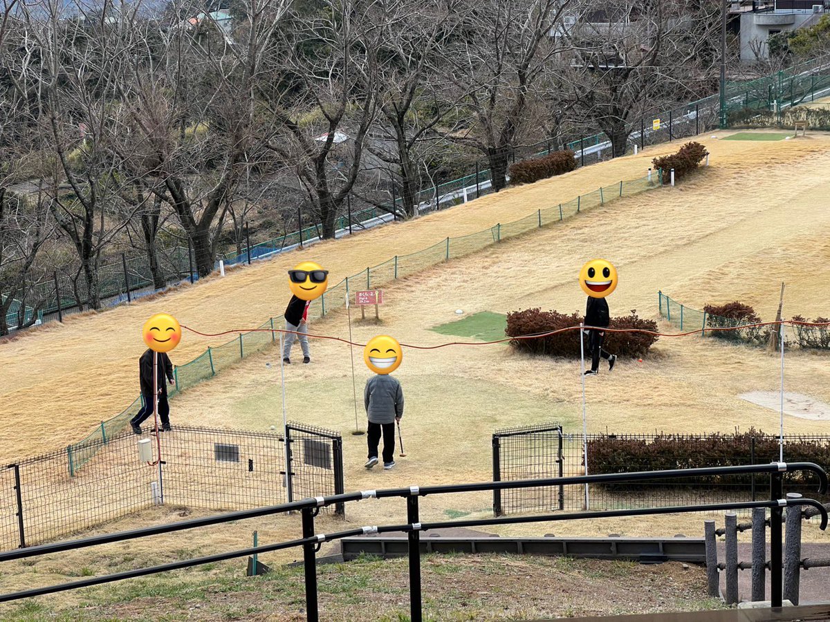 ToshikiYasumura's tweet photo. 思春期の発達要素を感じる子達が思春期とその先でまろやかに過ごせる為に学べる条件が揃った場所で、人間関係を学び社会のルールに自分をどう適応させるかを知り、目標の作り方を会得しながら勉強や運動だけではなく、人間関係を実践しながら学べる必要があります。

特にその人間関係をバックボーンとして行動できると、実践で新しい世界に飛び込んだ時に、さらなる人間関係の広がりを作りやすくなります。

その観点で考えれば、小学生高学年から中学生くらいで不登校をしたとしても、それ自体は大きな問題となる物ではなくて、むしろ必要な再調整の時間であると言う認識のもとで考えれば、何を嘆く必要があるのでしょうか。

むしろ、必要なタイミングで必要な時間が確保されたと見るべきだし、学びの時間として学校とは違う形であってかまわないから、意図を持って時間を使う必要があるし、それを実践すれば良いのだと思います。

実際に、うちの生徒たちで「もう学校に行けないかも」とやっていたり引きこもりをしていた子達も、年単位の時間をかけた学びを通じて不登校を超えて、8割以上の子達が全日制高校（クリエイティブ高を含まず）から新たな社会に飛び込んでいきます。

その調整期間であることを親が理解せず学びの機会や人間関係を拡張せずに、ひたすら見守り寄り添いと全て受け入れて等の美辞麗句を並べながら、その実は子供達をまるでペットのように扱い社会的なグルーミング状態に溺れさせてしまい居場所を奪い去る事が、子供達に生きる苦しみをさらに生み出している現実を直視すべきだと思います。

思春期の子供達に必要なのは親なき世界で同年代の人間たちと生きていく力であって、そのために子供達の成長による変化を見ながら人間としての尊厳を認めて子供が一人の人格をもつ存在として受け入れることが親には必要です。時に子供達とぶつかることなど、問題はありません。

一方で、何でも良いんだよひたすら受け入れるんだよ見守りだ寄り添いだとやる行為は一見すると優しさに見えて、実際には社会ではありえない受容を見せて依存をさせる目的が明確にあり、その実、子供達が親の掌でしか生きられないようにして子供達が行き先をなくし苦しみを増幅させる為に実施される行為だと理解がまず必要です。

見守り教の本質は、いつまでも子供達は幼児のままで居てほしいと言う親の歪んだ希望を反映しやすく作られており（子供のためではなく、親の為の教義ですからね）、実際は子供達が大人になることを認めず相手の人格を認めず他者を排除して子供達の成長による変化を踏みつけ受け入れない恐ろしいまでの拒絶を前提としているのですが、それが見えてない危険性ですね。

毎年、見守り教に染まってしまい我が子のメンタルを徹底して破壊してしまいながら、それに気付けない親御さんが多い事に哀しみを強く感じます。