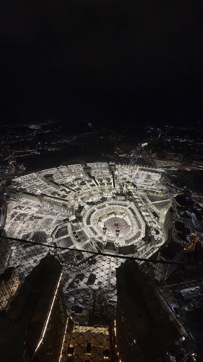 أَوَلَمۡ يَرَوۡاْ أَنَّا جَعَلۡنَا حَرَمًا ءَامِنٗا وَيُتَخَطَّفُ ٱلنَّاسُ مِنۡ حَوۡلِهِمۡۚ أَفَبِٱلۡبَٰطِلِ يُؤۡمِنُونَ وَبِنِعۡمَةِ ٱللَّهِ يَكۡفُرُونَ (٦٧)