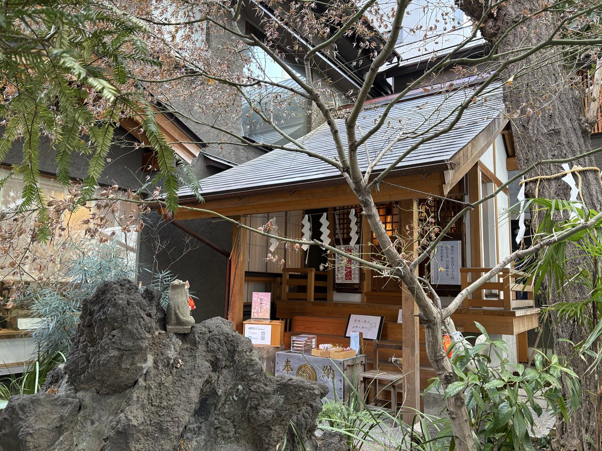 kazane101's tweet photo. 五十稲荷神社
東京都千代田区神田小川町3-9-1

二の午の御朱印を頂きました🙏
初めて何かの日の限定御朱印の直書き日にお参りしました。
QRコードで待ち時間が分かるなんて斬新ですね❗️
社務所で猫さん撫でながら待つのも好きですが、近くのタリーズで時間潰すのも良かったです😊

#五十稲荷神社御朱印 https://t.co/OYa3V4fisq