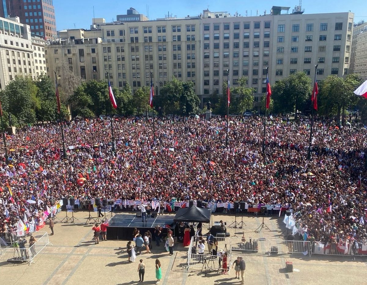 CarolVillaConce's tweet photo. #CambioDeMando  #CambioDeMando2026  #CuentaRegresiva 
Despedida Boric - Recibimiento de Kast. Nadie lo quiere como se nota que lo sacó Trump 🤣 https://t.co/WCKetBxo81