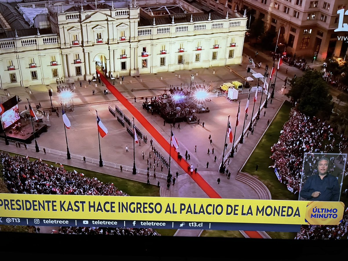 CarolVillaConce's tweet photo. #CambioDeMando  #CambioDeMando2026  #CuentaRegresiva 
Despedida Boric - Recibimiento de Kast. Nadie lo quiere como se nota que lo sacó Trump 🤣 https://t.co/WCKetBxo81