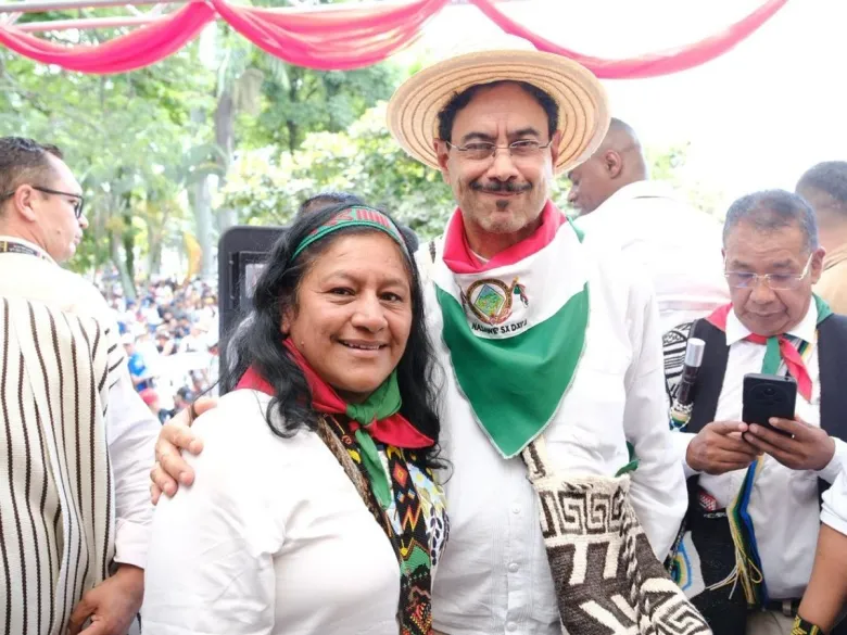 SaVanessCa's tweet photo. Hay una diferencia enorme entre inclusión real y tokenismo político.

El gobierno Petro puso a una vicepresidenta afro para vender una imagen de diversidad, pero en la práctica la marginó del poder y de las decisiones importantes.

Ahora vemos la misma estrategia: usar a una mujer indígena como símbolo electoral.

Cuando una identidad se usa como vitrina, pero no se le da poder real, eso no es inclusión.

Es instrumentalización política de las minorías.