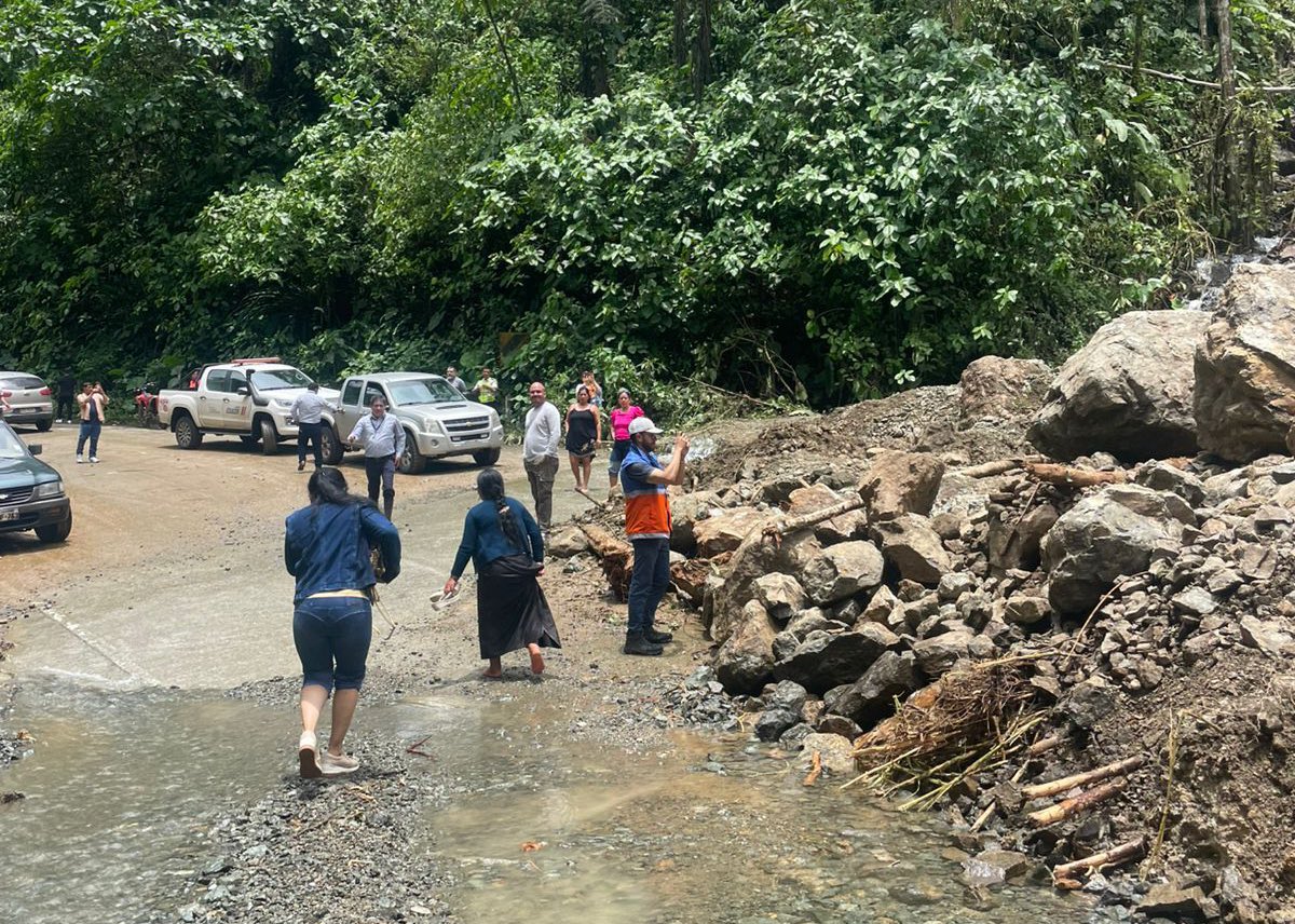 Riesgos_Ec's tweet photo. 📍#Azuay
Evento: Deslizamiento 
Estado: Seguimiento
Fecha: 11/03/2026
Afectaciones: afectaciones a vía de primer orden #Cuenca - Moleturo 
Acciones:
➡️ @MIT_Ecuador realiza la limpieza de la vía 
➡️ @CTEcuador colabora con el tránsito 
➡️ @Riesgos_Ec realiza la inspección de análisis de riesgos en la zona. 

El Gobierno Nacional, liderado por el presidente Daniel Noboa, se mantiene desplegado en territorio articulando acciones para proteger a la ciudadanía. 🇪🇨

✔️Manténgase informado por los canales oficiales.

@Presidencia_Ec 
@goberazuay 
@CaroLozanoHaro 

#ElNuevoEcuador