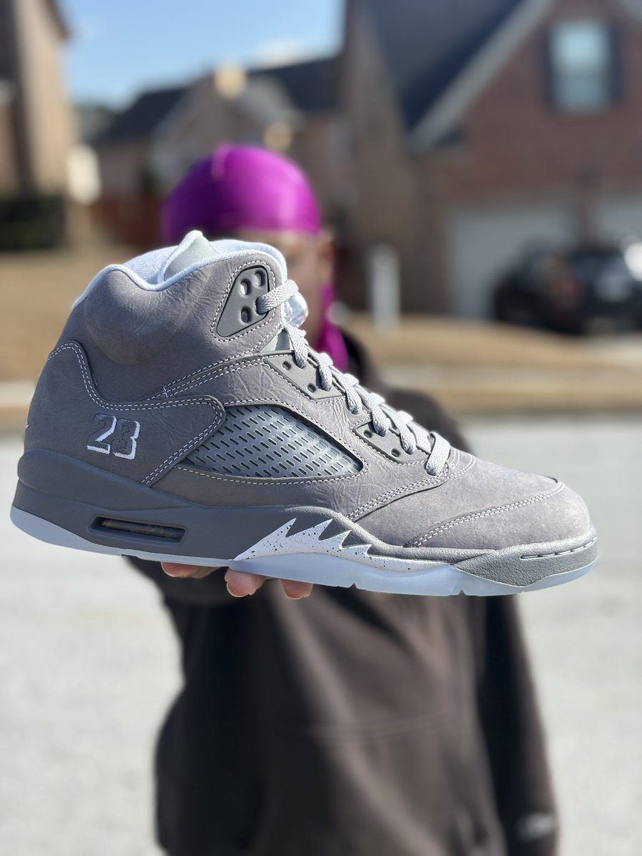 JrDaGreat_'s tweet photo. * EXCLUSIVE RELEASE🚨🥶* AJ5 “Wolf Grey” 🐺

#aj5 #wolfgrey #airjordan #sneakerhead #retros https://t.co/RPrlVdYVnx