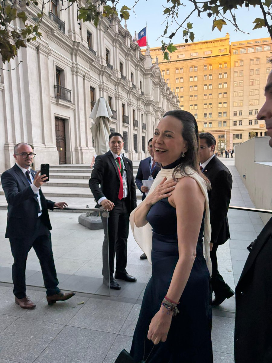 ConVzlaComando's tweet photo. #Ahora | María Corina Machado (@MariaCorinaYA) llega al Palacio de la Moneda, donde el presidente José Antonio Kast (@joseantoniokast) dará su primer discurso.

🇻🇪🇨🇱 https://t.co/mW3dXTKS7Q