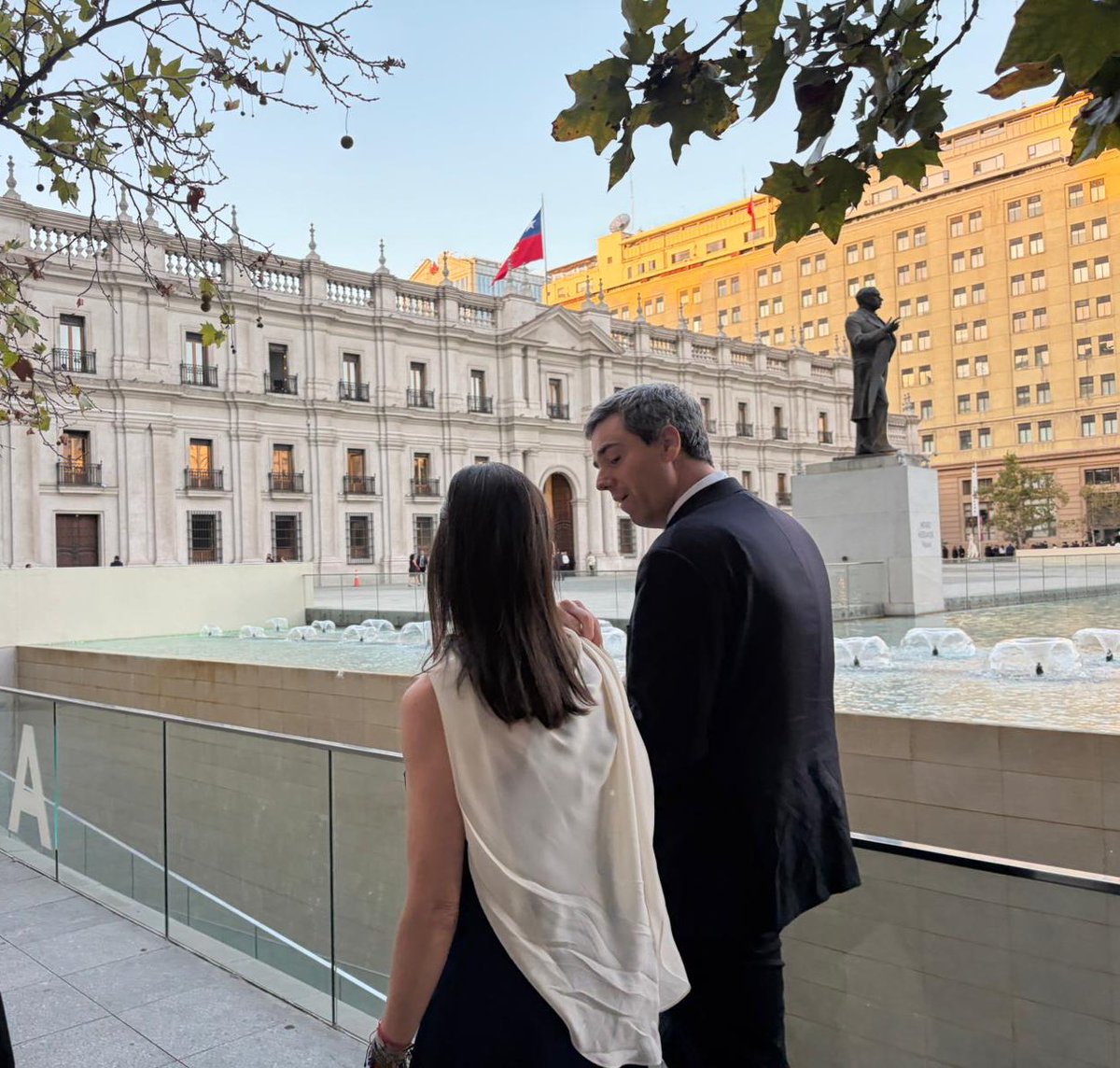 #Ahora | María Corina Machado (<a href="/MariaCorinaYA/">María Corina Machado</a>) llega al Palacio de la Moneda, donde el presidente José Antonio Kast (<a href="/joseantoniokast/">José Antonio Kast Rist 🖐️🇨🇱</a>) dará su primer discurso.

🇻🇪🇨🇱
