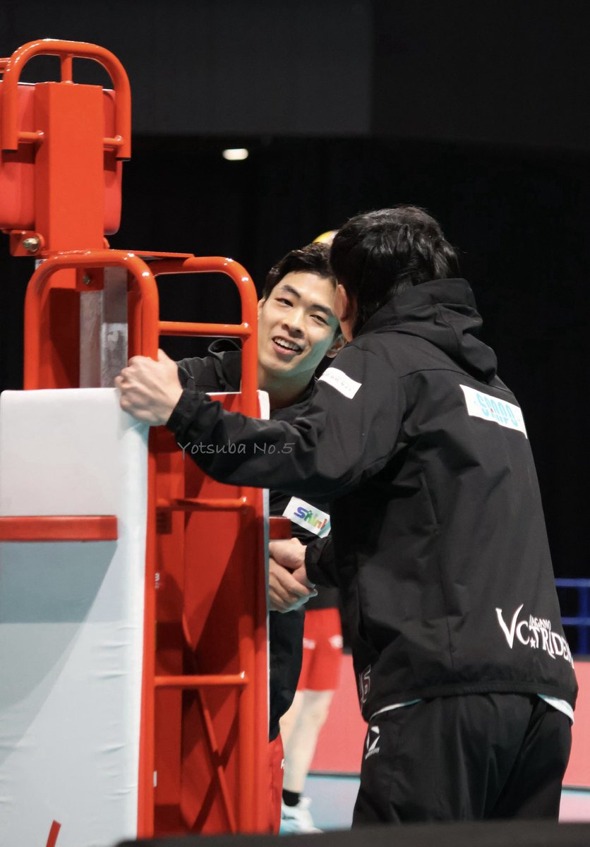 No5040078559445's tweet photo. 2026.3.1 SV.LEAGUE 
第15節GAME2
ウルドvs VC長野

「昨日はゴメン」

「気にするなよ、よくあることさ」

（私の勝手な想像です😅）

#宮浦健人 選手
#ファルハン・ハリム 選手 https://t.co/W7eDXGeoca