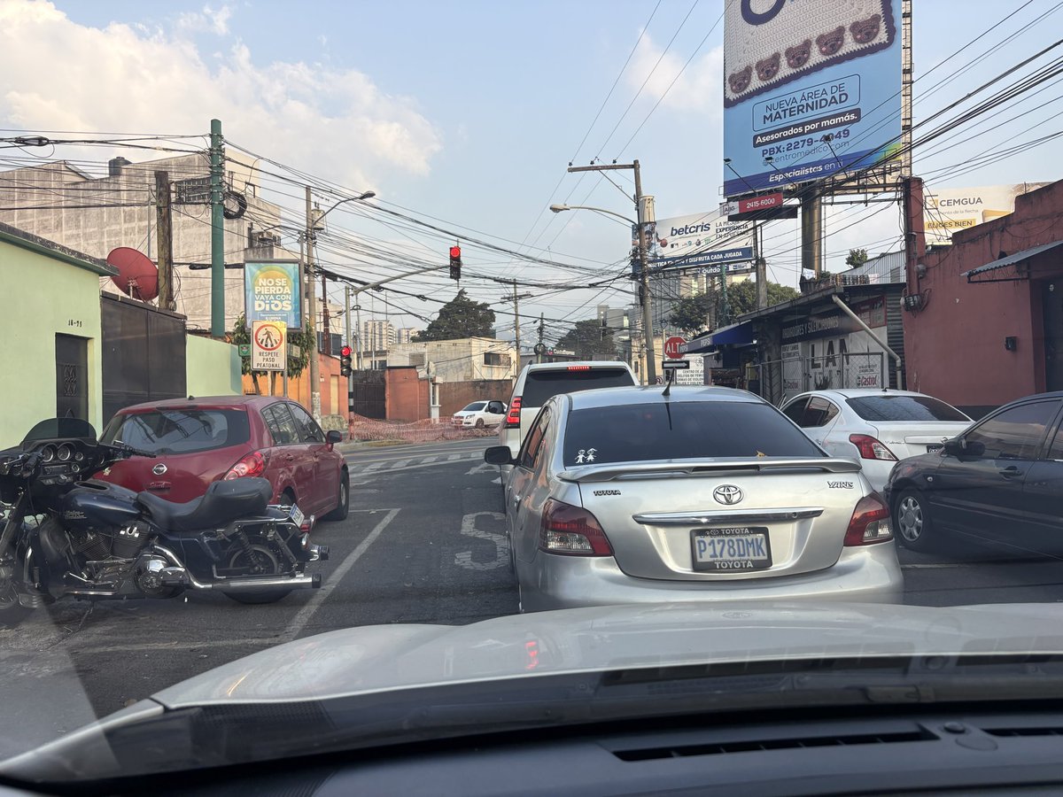 Este semáforo para retornar a la Diagonal 6 no debwria de permitir carros parqueados, el tráfico es extremo y los carros parqueados no ayudan <a href="/muniguate/">MuniGuate</a> <a href="/amilcarmontejo/">Amilcar Montejo</a>