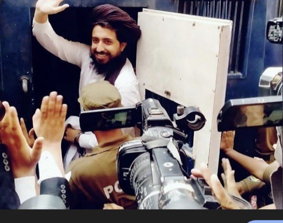 ہمارے ان شیروں کی مسکراہٹ ہی اسٹیبلشمنٹ۔حکومت  کے لیے موت ہے 
اللّٰہ تبارک وتعالی ہمارے ان شیروں کی حفاظت فرمائے
#سعدرضوی_کوسامنےلاؤ