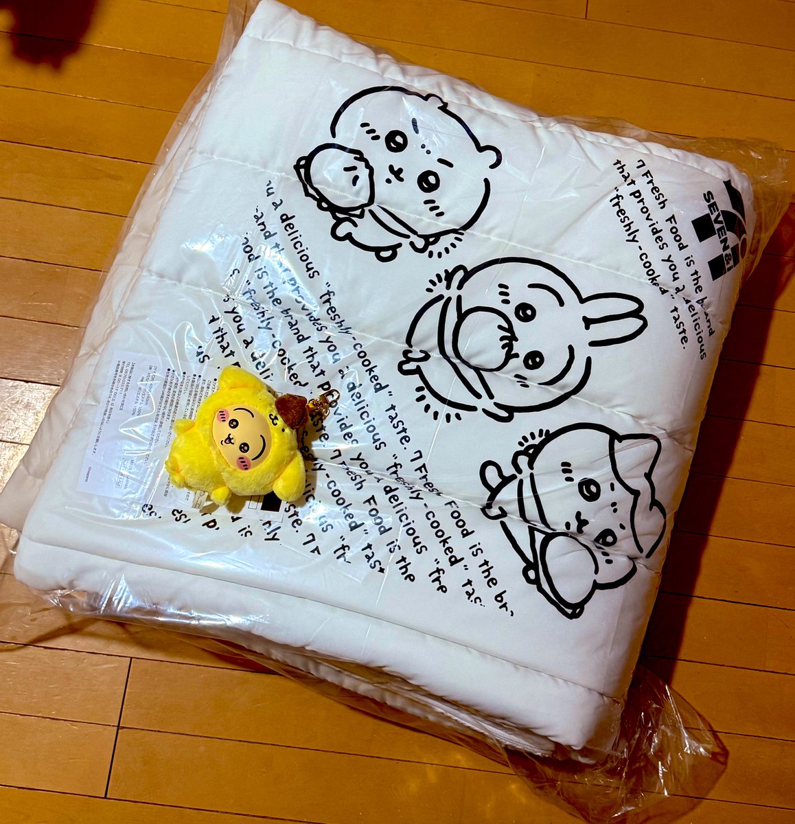 umizusaaaaa's tweet photo. 実は....

セブンイレブン公式様より

「ちいかわと冬をたのしんじゃお」
フォロー&引用ポストキャンペーン

ちいかわオリジナルデザイン
中華まん包み紙風寝袋

🩵当選しました💛

たくさんの応募の中から選んで頂き、セブンイレブン公式様 本当にありがとうございます。

ちいかわのものが当選するのがひとつの夢だったので嬉しい🥲🫶
今年の運を年初めから使っちゃったかもしれない😇

届いたダンボールはあまりにと大きくて笑ってしまった。(⚠️ｷﾗﾒｯｺうさぎと比較)

まだビニールは未開封。
当面の間は畳まれた状態で保管。
真っ白って汚れ怖いよね💦
結構ふわふわしている。
地震などの災害で停電などで寒い時防災に役立つので助かる🥹

またセブンとちいかわコラボでキャンペーン欲しいねー☺️