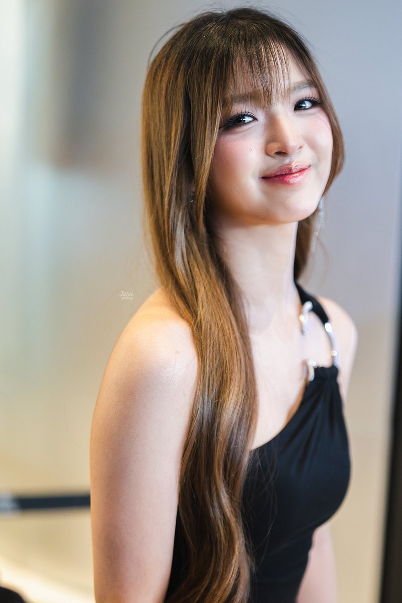 JaruBNK48's tweet photo. น้องแพรวได้เฉิดฉาย~ 🖤

#PraewBNK48
#BNK48
#TheGuitarMagAwards2026 https://t.co/VVgCPCnO6m