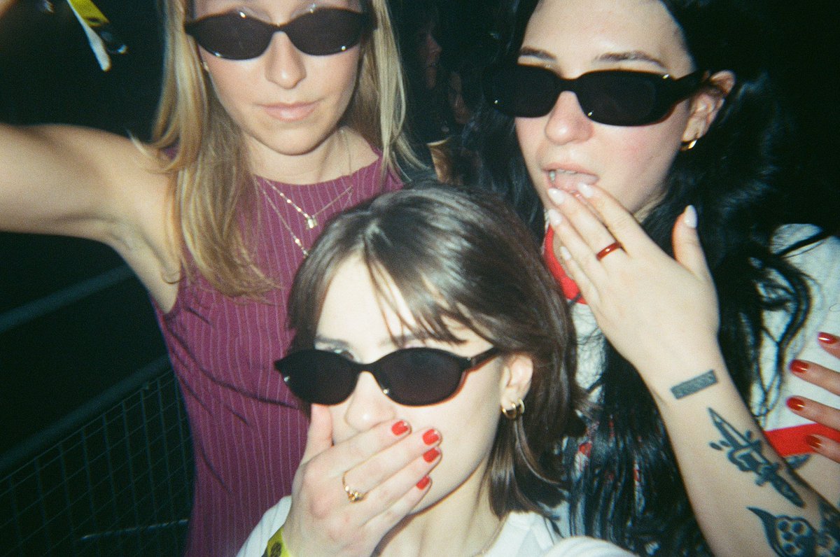 bottIeofrouge's tweet photo. We wanna dance with all our friends <3 https://t.co/27CkrFHAGU