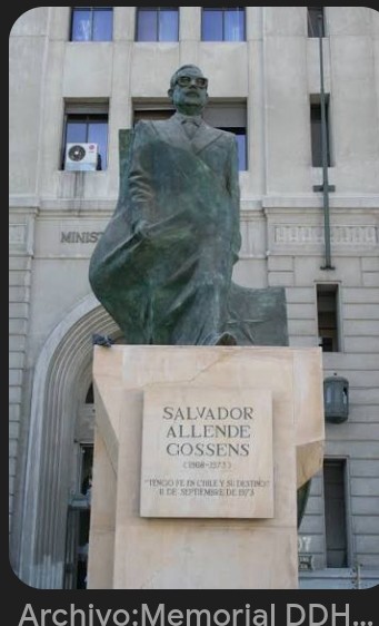 TalloLazo's tweet photo. Aunque el  escenario donde toca el Orfeón de Carabineros está tapando la estatua de Allende.  Igual Kast lo verá todos los días desde su balcón.  Eso me enorgullece. #CambioDeMando2026 https://t.co/ddsMcrH0sg