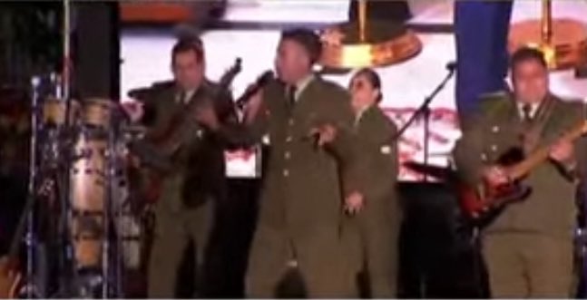 No te creo que el acto cívico de la presidencia lo ameniza la banda de los pacos cantando “éxitos de los ‘80”!!!
😂😂😂

No tienen cultura propia,
Creen que la patria son los milicos.
🤷🏻‍♂️