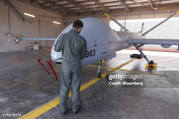 parttimeahangar's tweet photo. صداهایی که می‌شنوید متعلق به این دو پهپاد هست.
MQ9 reaper
ارتش آمریکا و
HERMES 900
ارتش اسراییل
آدمها برای مقیاس https://t.co/pyH4QFvpF7