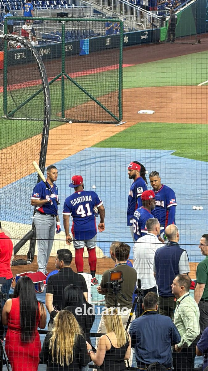 eldiario's tweet photo. @Ferlet13 #Exclusivo | Parte del entrenamiento de la selección de República Dominicana en el estadio IoanDepot Park la noche de este miércoles, antes de enfrentarse a Venezuela en el #WorldBaseballClassic 2026.

📷: @Ferlet13 https://t.co/4vIuMgn4yp