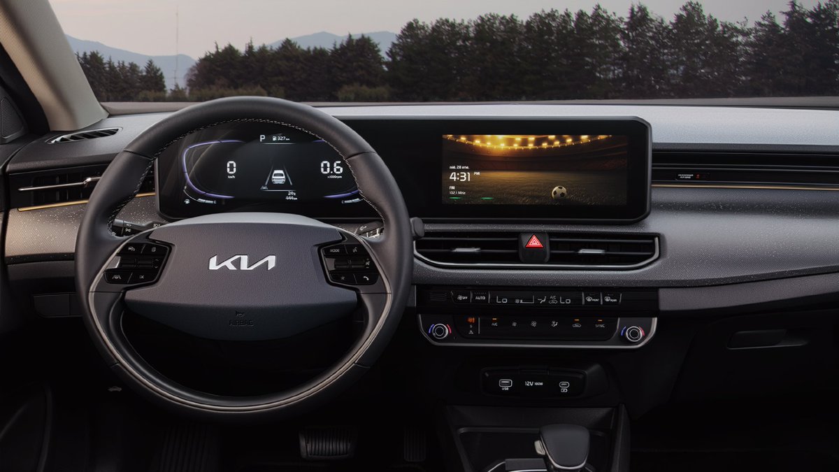 KiaMexico's tweet photo. Diseño que juega distinto. ⚽🚗
#KiaK3 FIFA World Cup™ Edition, disponible en sedán y hatchback, suma una interfaz temática de fútbol en su pantalla de 10.25”, asientos ventilados y detalles exclusivos.
¡Aparta una de las unidades limitadas! 👉 https://t.co/EIXScKuSwK https://t.co/dNuvtNVmGH