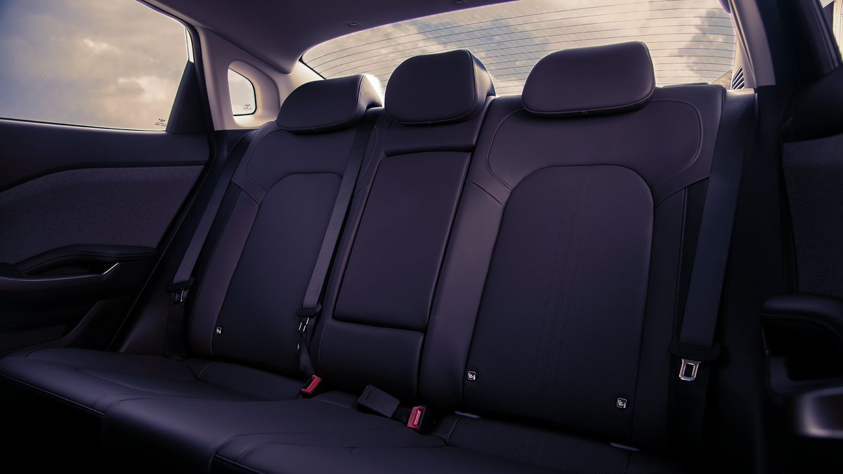 KiaMexico's tweet photo. Diseño que juega distinto. ⚽🚗
#KiaK3 FIFA World Cup™ Edition, disponible en sedán y hatchback, suma una interfaz temática de fútbol en su pantalla de 10.25”, asientos ventilados y detalles exclusivos.
¡Aparta una de las unidades limitadas! 👉 https://t.co/EIXScKuSwK https://t.co/dNuvtNVmGH