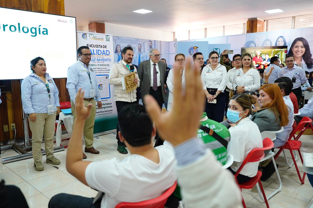 zoerobledo's tweet photo. 🏥🩺 Por primera vez en la historia del IMSS, un secretario de @SSalud_mx nos acompañó en el Draft donde contratamos a médicas y médicos especialistas para fortalecer nuestras unidades y mejorar la atención.

Fue un gusto explicarle al Dr. David Kershenobich el proceso por el que pasa un especialista para integrarse @Tu_IMSS y compartir los esfuerzos que realizamos para abrir más servicios en nuestros hospitales, llevando especialidades a lugares donde antes no había. 👩‍⚕️🧑‍⚕️

Porque para muchos lugares, que llegue un nuevo especialista significa la posibilidad de cambiar y salvar vidas. 🫶🏼

El objetivo es claro: que la atención médica sea igual en todo el país, de Tijuana a Quintana Roo, y que nadie se quede sin atención. 🇲🇽💚