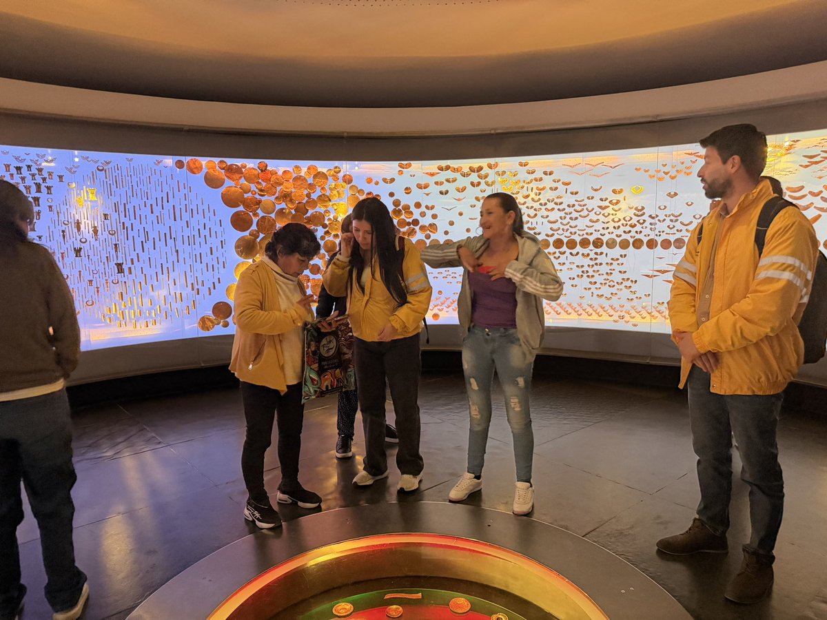 integracionbta's tweet photo. ¡Seguimos promoviendo espacios educativos e inclusivos!🗿

Junto a las ciudadanas 🙋‍♀️habitantes y exhabitantes de calle de la estrategia educativa flexible #CIPREIA✏️ y que forman parte del Servicio Un Nuevo Porvenir, realizamos un recorrido con una visita guiada al Museo del Oro,⚱️ donde compartimos historia y cultura de nuestro país con la comunidad.🤗
En alianza con el Museo del Oro @Banrepcultural.

#AquíSíPasa