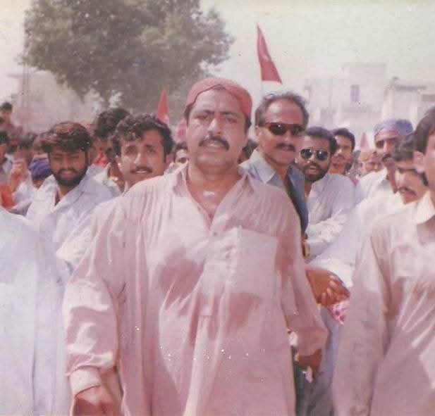 هماليا جي هاٺي ڀڀر شير ڇاتي 
اکيون نيم خوابي نظر نَر اُقابي
هلين ٻانهہ لوڏي تہ ڌرتي پيو ڌوڏين 
هڪل سان هَنودن جا مڪتل پيو لوڏين.
#وڏو
