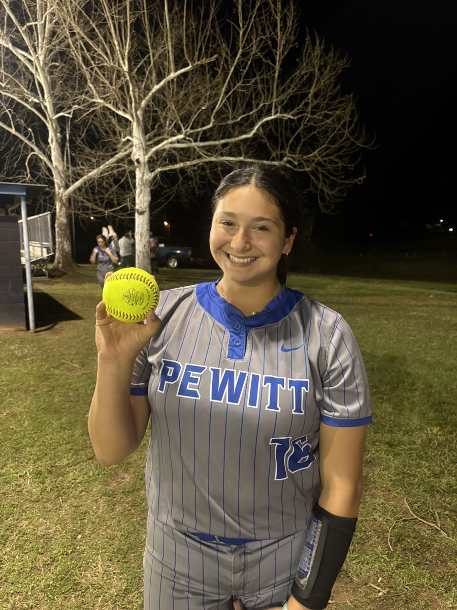 JALat84's tweet photo. Girl did her thing last night.. 2-2 intentionally walked, four RBIs one home run… she’s starting to look like a razorback out there! @RazorbackSB https://t.co/nnSJhnqjX4