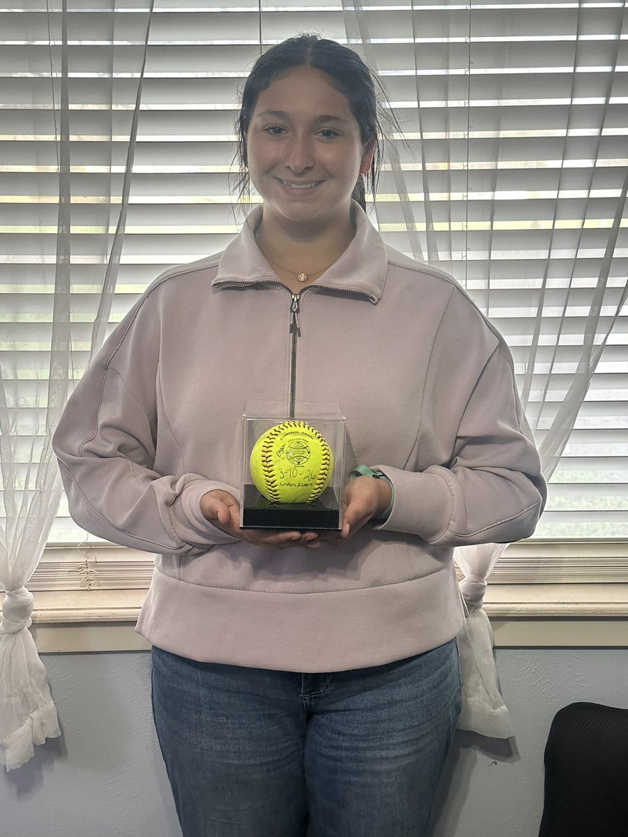 JALat84's tweet photo. Girl did her thing last night.. 2-2 intentionally walked, four RBIs one home run… she’s starting to look like a razorback out there! @RazorbackSB https://t.co/nnSJhnqjX4