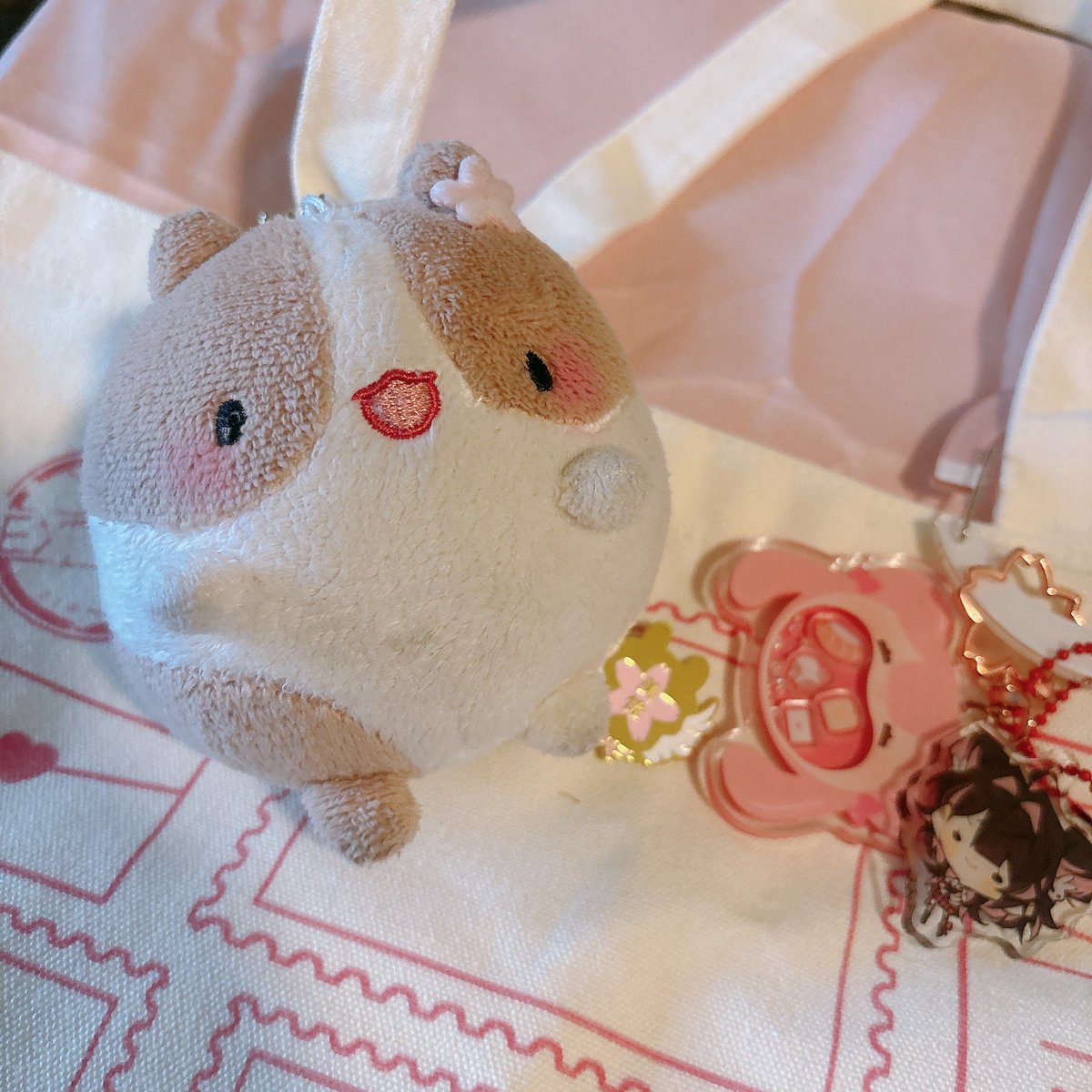AaAA I didn't expect to get any attention from this 🥹 A bit about my background:
I've been working with Vtubers for 4 years. I can do anything from VTuber models to lore videos. I have knowledge on merch design and production. I specialize in anything sparkly + cute