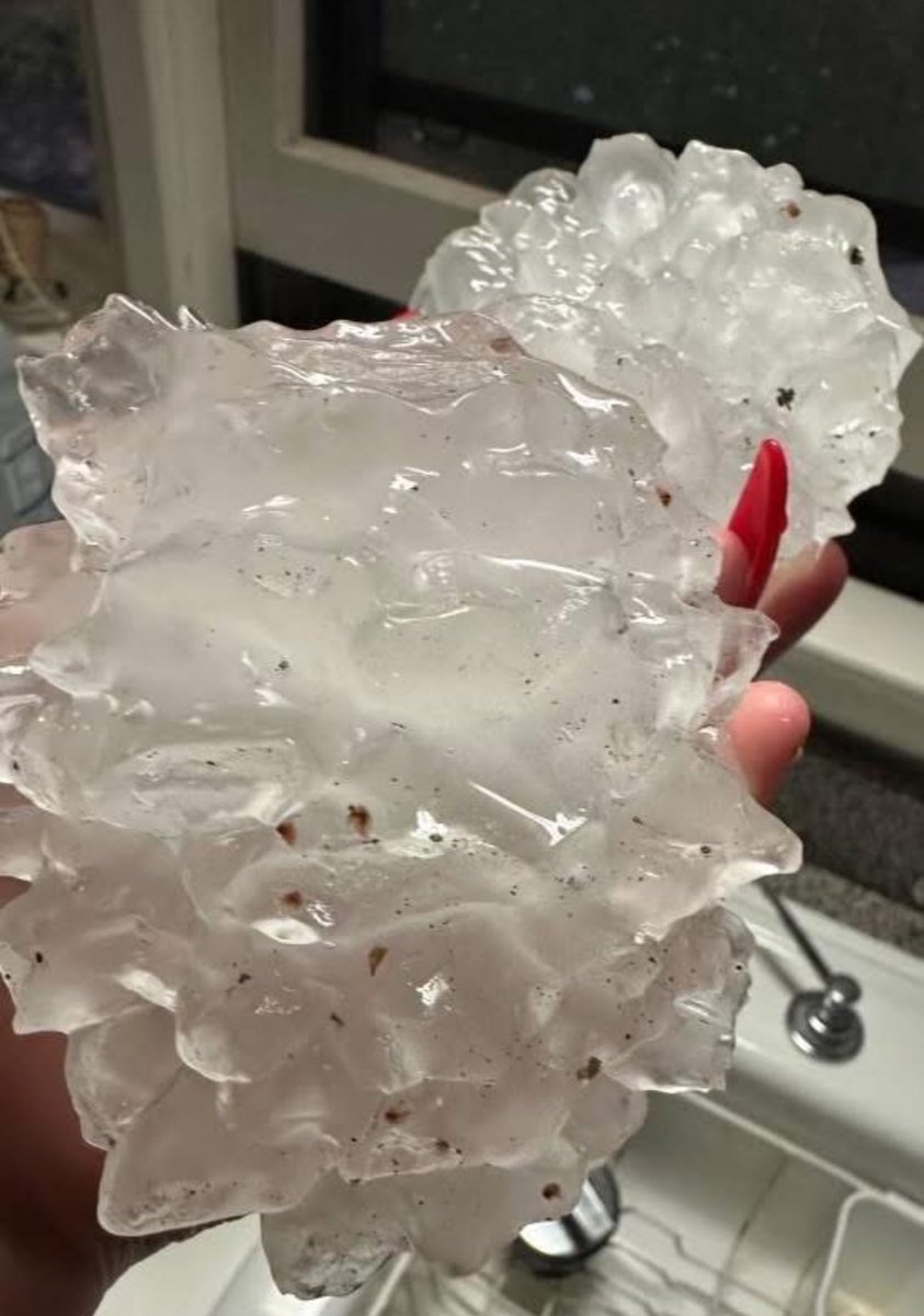 CCC_CrimeChaser's tweet image. #KANKAKEE #STORM #DAMAGE 

Residents in Kankakee have reported hail 🧊 the size of a football 🏈 as severe storms hit the area yesterday. This might be the largest hail size reported in history 😳

The National Weather Service #NWS confirmed that an E-F3 Tornado 🌪️ touchdown last