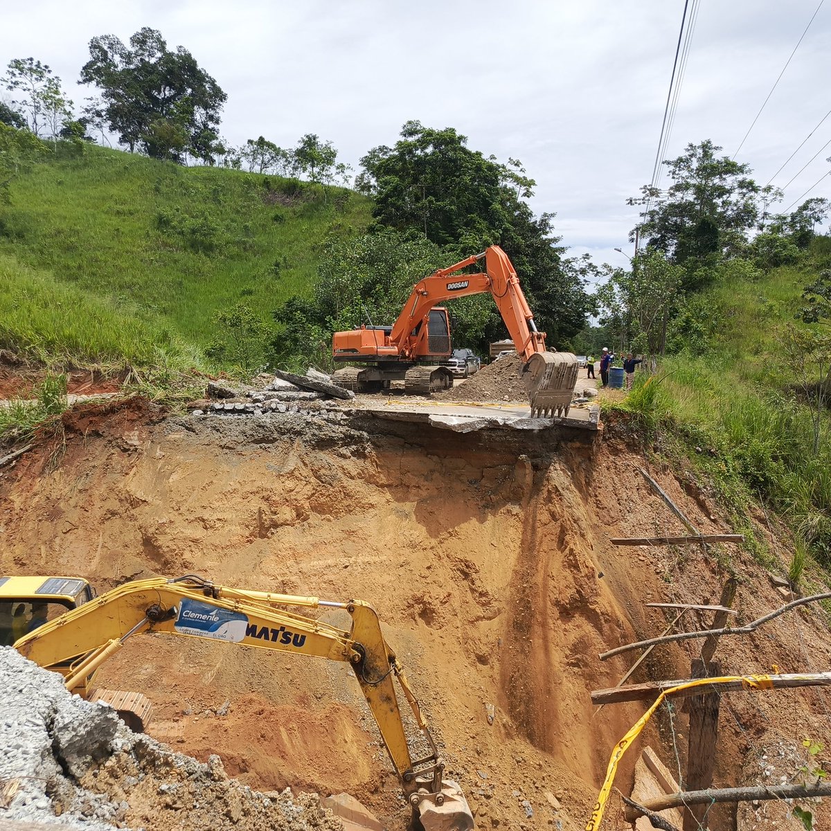 MIT_Ecuador's tweet photo. #ElOro | Se habilitó una variante en la vía Puente Puyango -Arenillas Km 26, tras el colapsó de la estructura de la vía, para mantener la conectividad entre las provincias de Loja y El Oro.

🤝Tareas conjuntas con @PrefecturaElOro 

⚠️ Conduzca con precaución 

#ElNuevoEcuador https://t.co/mOiYHBqXuu