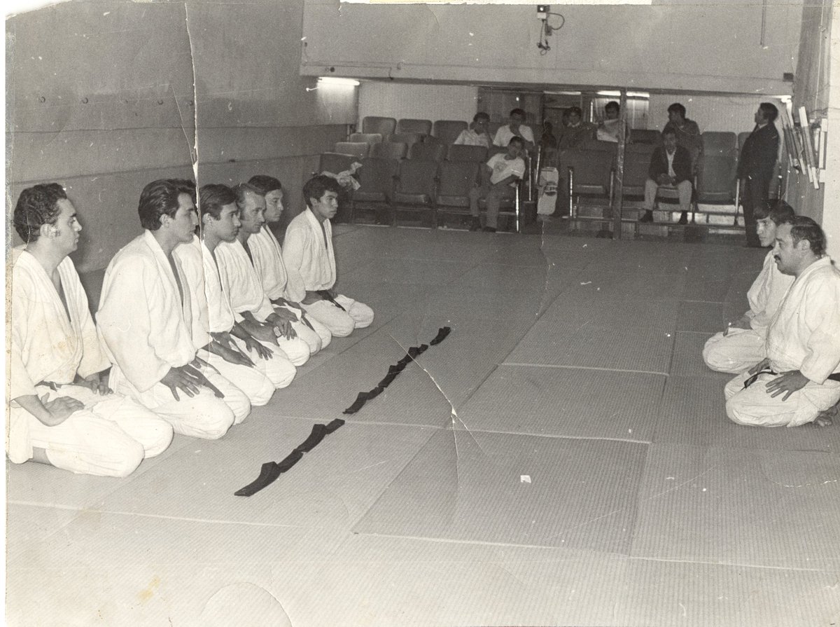 DojoSayfu's tweet photo. A la izquierda los graduados (Fernando Carrera, Durán, Dr. Villagran, Gerardo Carballal, Julio Ramírez y Horacio Zamora), a la derecha Juan Manuel Chávez y el Sensei Daniel F. Hernández
Foto 1968
#Judo #JudoMexico #HistoriaDelJudo #DojoSayfu https://t.co/eVTgveRDAh
