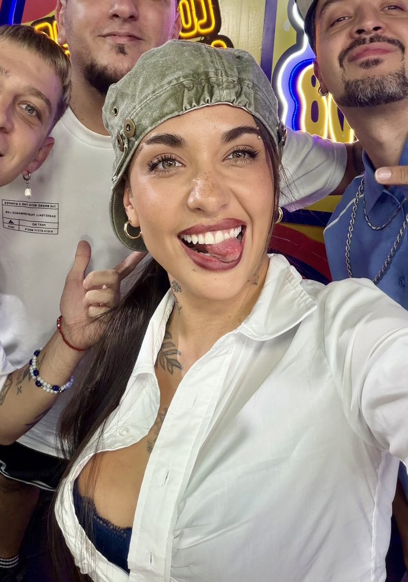 becerravocals's tweet photo. maria en un poco de ruido dios ESTA HERMOSA https://t.co/0IBl4sXpi6