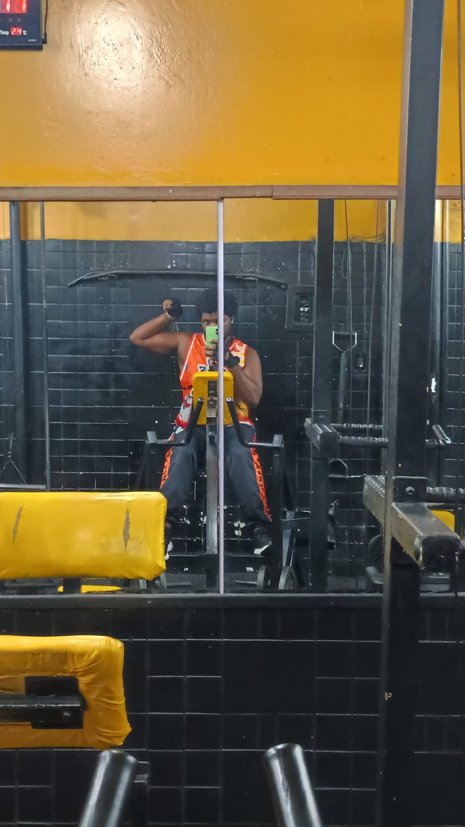 Os machos da academia trocando conversa enquanto eu tô assim kkkk