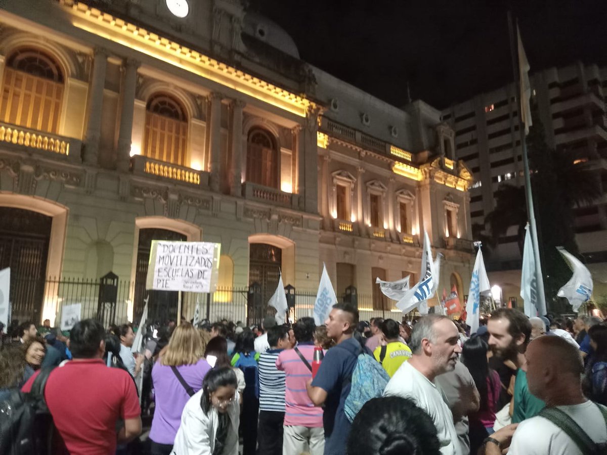 sebacopello's tweet photo. Alerta Jujuy; Docentes, estatales y trabajadores de la salud nos vamos a quedar en casa de Gobierno hasta que el gobierno nos reciba. Queremos 1 millón 500 de salario inicial. 
A la policía le aumentaron y ya está reprimiendo. https://t.co/T1DU1ZCGF8