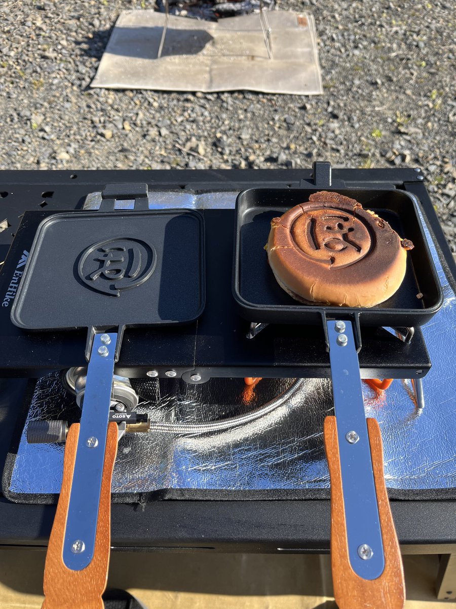 diesirae0010's tweet photo. ハンバーガーをホットサンドメーカーで温めるの美味しくなぁ
今度から毎回これでええかも😊

#キャンプ　#ソロキャンプ https://t.co/da2B9QpSVN