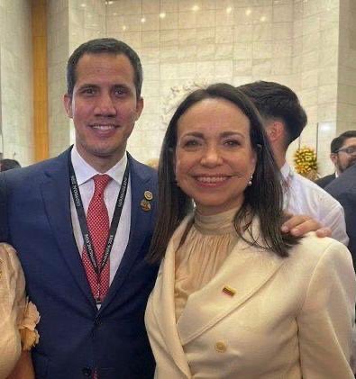 JoseDavidVargas's tweet photo. “ A confesión de partes, relevo de Pruebas” la señora Machado al lado del hombre que se robó la ayuda humanitaria y entregó nuestras empresas en el exterior… Diría mi abuela: DIME CON QUIEN ANDAS, Y TE DIRÉ QUIÉN ERES. 
Es todo señor Juez https://t.co/lofPE3kheL