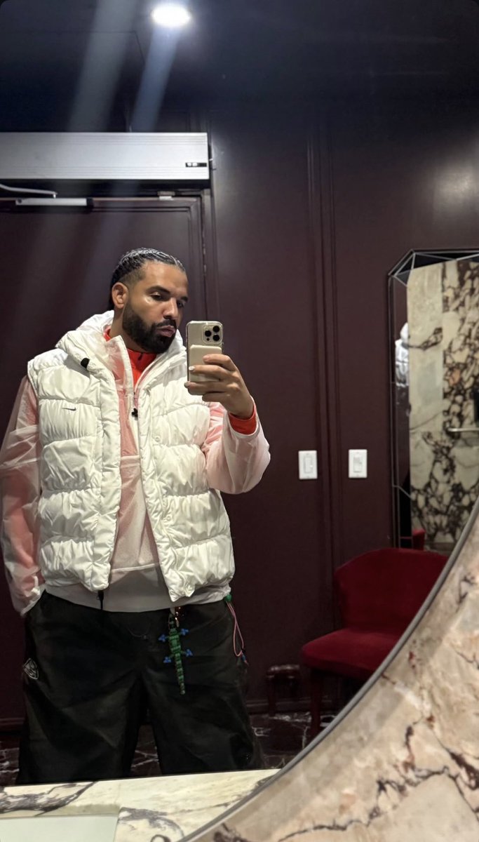 DrakeDirect's tweet photo. The Boy https://t.co/Ty8p9ddoEf