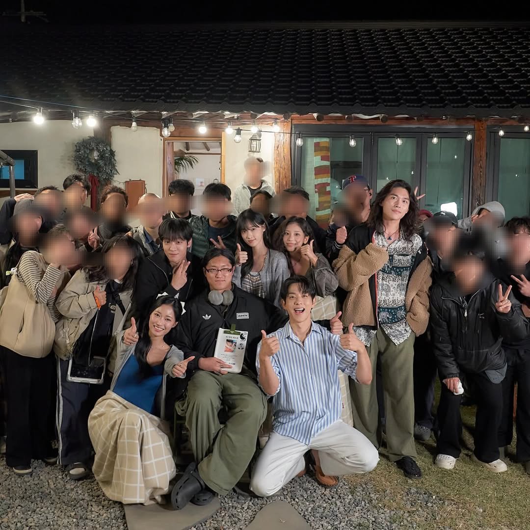 비마게 사진은 진짜 많이 없는거 같음
배우분들이랑 감독님 말고는 일단 모자이크를..
비마게 언제오나요..🥺

출처 - 스탭분 ig

#이태빈