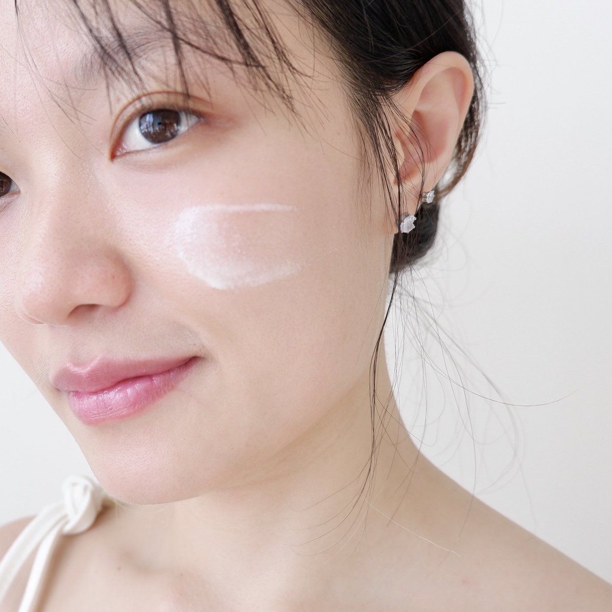 Nabong_be's tweet image. กันแดดจาก kissme คือเริ่ด! SUNKILLER Perfect Water Essence N เนื้อเบาสุดๆ เกลี่ยง่ายไม่เป็นคราบ กันได้ทั้ง UVA และ UVB กันพวกจุดด่างดำ ฝ้าแดด ที่สำคัญไม่มีแอลกอฮอล์ ไม่มีพาราเบน ผิวแพ้ง่ายใช้ได้ spf50+ pa++++ แต่ไม่เหนียวหน้า ชอบมากกก💙
#Kissmethailand #KissmeSunkiller #Sunscreen