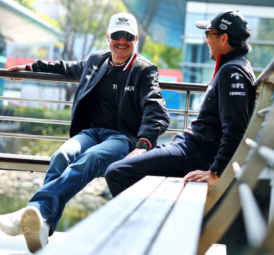 MAX, TE ROBARON A TU MORRA CHIDA DEL PADDOCK!!! 
miren nada mas esa manita donde la tiene Valtteri